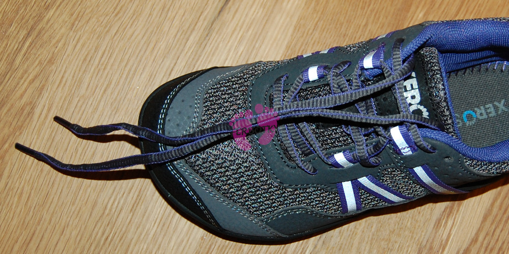 <h3>POPIS:</h3> <p>Dětské barefoot XeroShoes jsou lehké, měkké a pohodlné textilní boty. Jdou dobře dotáhnout na úzký kotník. Jsou vhodné pro normálně široké i širší nožky. Nárt nízký až vyšší. Jsou to velmi flexibilní boty. V oblasti paty mají měkkou výztuž. Stélka je vyndávací.<br /><em> </em></p> <p><img src="https://www.ferbotky.cz/img/cms/Xero/XERO SHOES 20 PRIO YOUTH Lightning Blue, vnitřek.jpg" alt="XERO SHOES 20 PRIO YOUTH Lightning Blue" width="100%" /><br /><br /><br /></p> <h3>Podrážka:</h3> <p>Podrážka FeelTrue® je měkká a poddajná. Má lehký vzorek.</p> <p><img src="https://www.ferbotky.cz/img/cms/Xero/XERO SHOES 20 PRIO YOUTH Lightning Blue, podrážka.jpg" alt="XERO SHOES 20 PRIO YOUTH Lightning Blue" width="100%" /><br /><br /></p> <h3><br />Ohebnost:</h3> <p>Xero Shoes Prio Youth jsou snadno ohebné všemi směry.<em><br /></em></p> <p><img src="https://www.ferbotky.cz/img/cms/Xero/XERO SHOES 20 PRIO YOUTH Lightning Blue, ohebnost.jpg" alt="XERO SHOES 20 PRIO YOUTH Lightning Blue" width="100%" /></p> <h3><img src="https://www.ferbotky.cz/img/cms/Xero/XERO SHOES 20 PRIO YOUTH Lightning Blue, ohebnost 2.jpg" alt="XERO SHOES 20 PRIO YOUTH Lightning Blue" width="100%" /></h3> <h3><br />Zapínání:</h3> <p>Xero Shoes Prio Youth jsou na tkaničky. <br /><br /><img src="https://www.ferbotky.cz/img/cms/Xero/XERO SHOES 20 PRIO YOUTH Lightning Blue, tkaničky.jpg" alt="XERO SHOES 20 PRIO YOUTH Lightning Blue" width="100%" /><br /><br /></p> <p><strong>